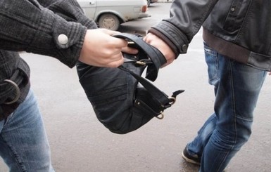 В Киеве у автомобилиста отобрали сумку с двумя миллионами