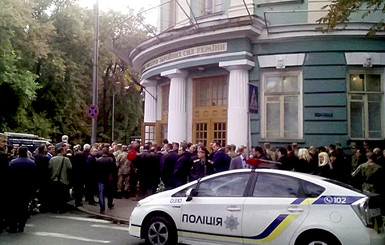 Похороны генерала Администрации президента: чтобы проститься с Тарановым, люди стоят в очереди