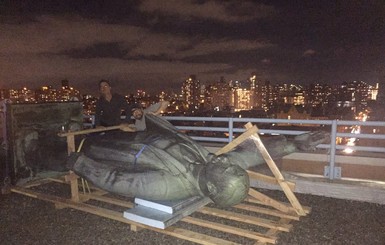 В Нью-Йорке с крыши дома демонтировали памятник Ленину