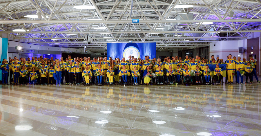 Украинских паралимпийцев торжественно встретили в Борисполе