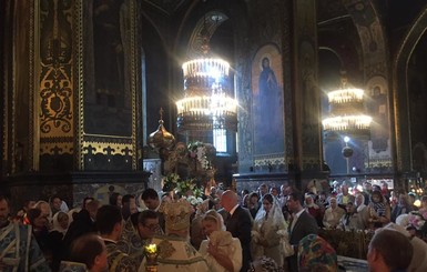 Тимошенко подарила внучке золотой крестик