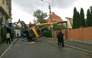 В Киеве автокран упал на частный дом