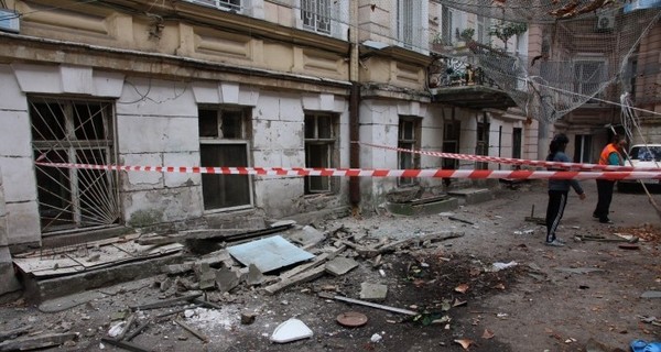 В Одессе балкон упал с третьего этажа вместе с женщиной 