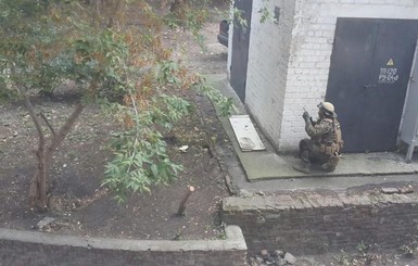 СМИ: убийца полицейских из Днепра забаррикадировлся в квартире и взял заложников