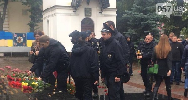 В Харькове сотни полицейских почтили память своих погибших коллег из Днепра