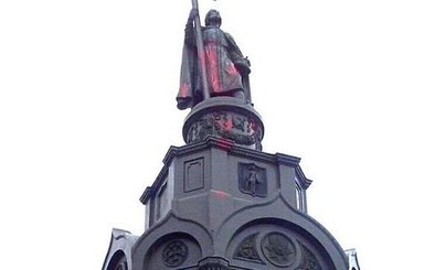 В Киеве облили краской памятник Владимиру Великому
