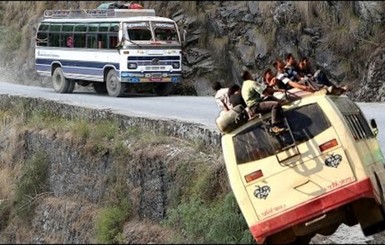 В Непале автобус с людьми упал с обрыва