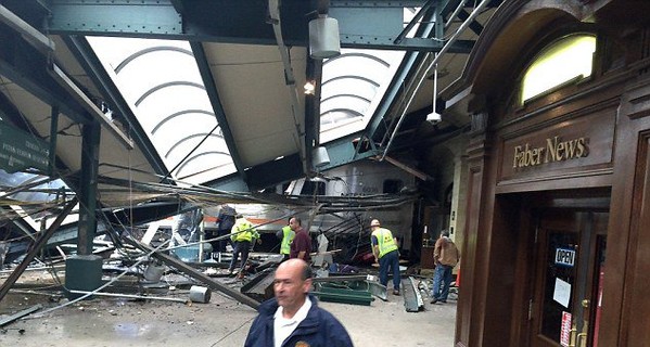 В США поезд врезался в вокзал - погибли трое