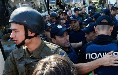 Столкновения под Апелляционным судом Киева: полиция задержала четырех активистов