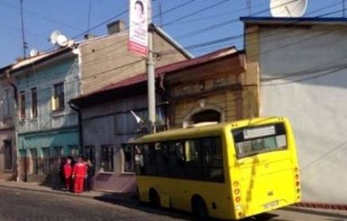 В Черновцах водитель маршрутки сбил пешехода и врезался в дом