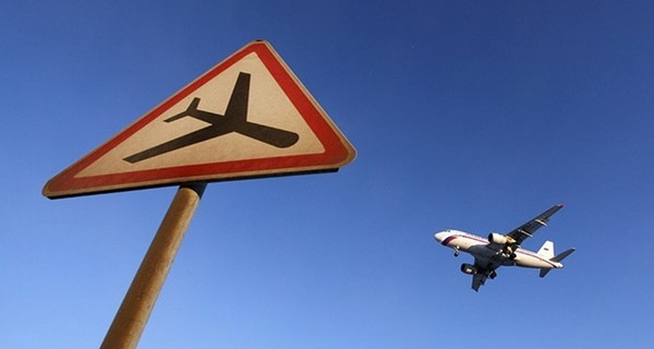 В Лиссабоне самолет посадили из-за грузчика в багажном отсеке