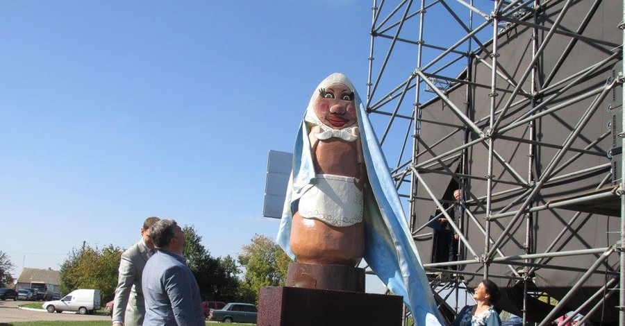 В запорожском селе вместо Ленина поставили памятник картошке