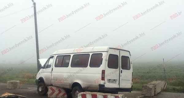 В Бердянске микроавтобус врезался в блокпост