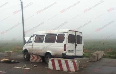 В Бердянске микроавтобус врезался в блокпост