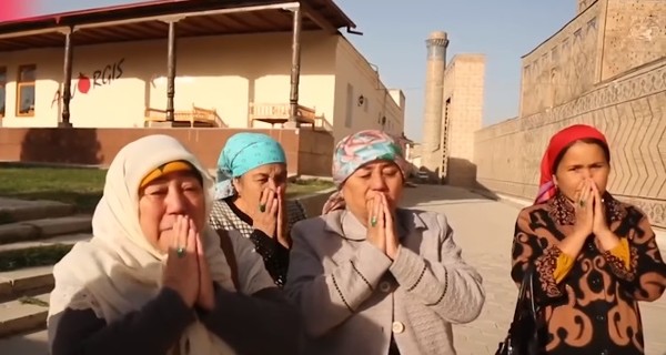 В Узбекистане новый вид туризма – паломничество к могиле Каримова