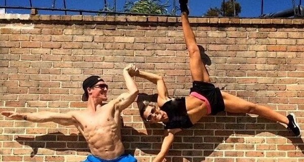 Влюбленная фитнес-пара делает самые необычные фото своих тренировок 12