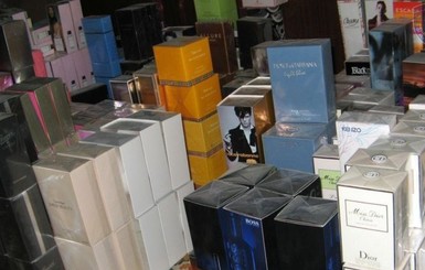 Киевский бизнесмен попался на контрабанде люксовой парфюмерии