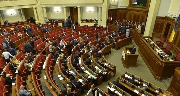 В Раде утвердили законопроект, который позволяет забирать у депутатов загранпаспорта