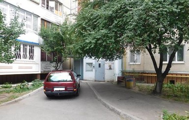 В Киеве женщину ограбили в лифте собственного дома