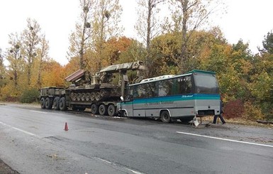 В Винницкой области пассажирский автобус врезался в военный тягач, пострадали 11 человек
