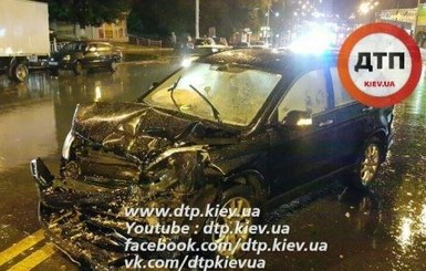 В Киеве водитель Volvo сбил двух пешеходов и разбил 5 автомобилей