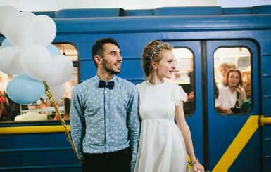 Киевское метро похвасталось свадебными снимками из подземки 