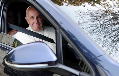 Автомобили Папы Римского продали за рекордно низкую сумму