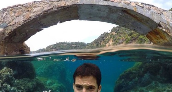 Путешественник делает невероятные селфи под водой