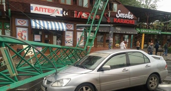 В Одессе кран рухнул на ресторан и машины 