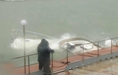 В Одессе во время шторма затонула яхта