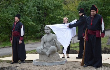 В Николаеве появилась статуя казака Мамая