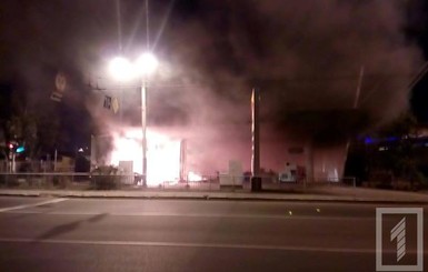 В Одессе легковушка врезалась в АЗС: прогремели два взрыва