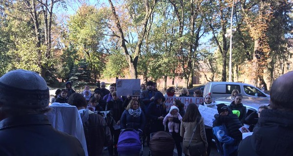 Львовяне митингуют из-за гибели младенца в роддоме