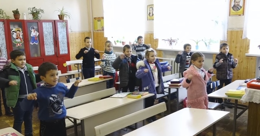В Одесской области мерзнущих школьников согревают танцами