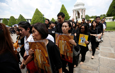 В МИД призвали украинцев одеваться в Таиланде в черные цвета