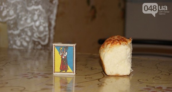 Одесский младшеклассник показал булочку из столовой размером с коробку спичек 