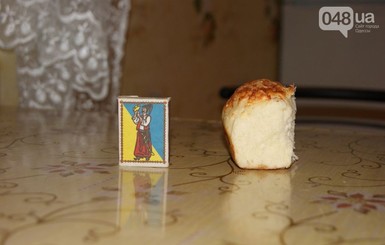Одесский младшеклассник показал булочку из столовой размером с коробку спичек 