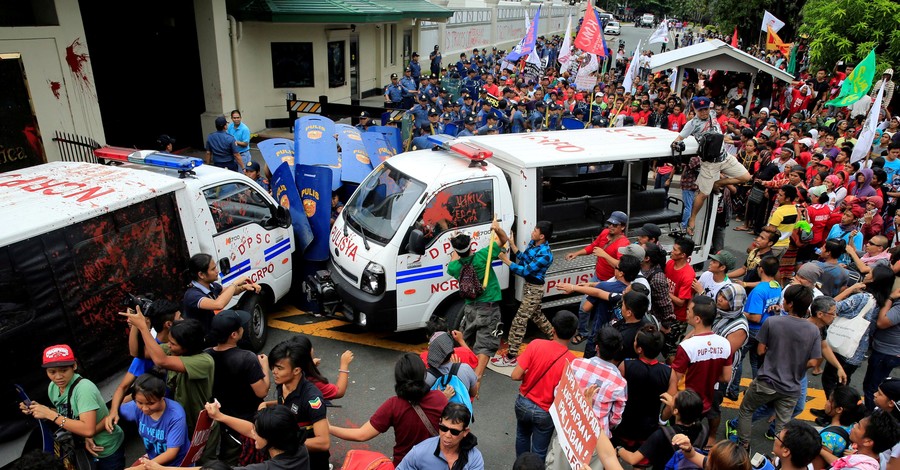На Филиппинах полицейские врезались в толпу демонстрантов на фургоне