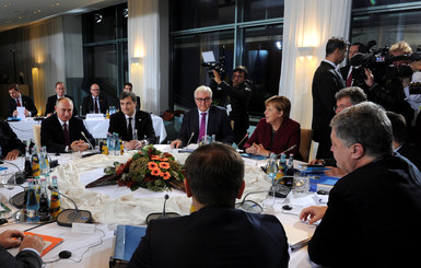 Путин и Порошенко обошлись без рукопожатий на встрече в Берлине