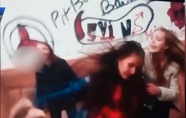 В Запорожье школьницу избили и сняли это на видео
