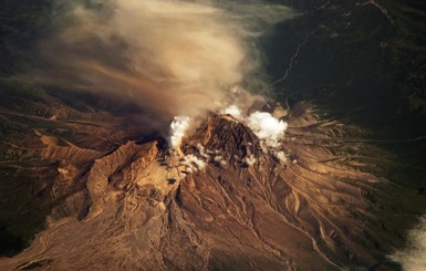 На Камчатке вулкан выбросил в небо шестикилометровый столб пепла