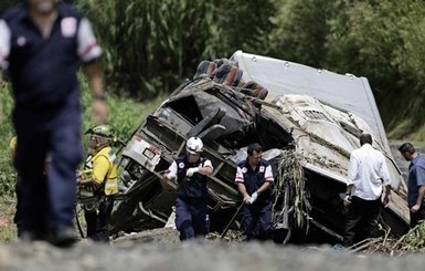 В Коста-Рике автобус упал в ущелье: погибли 12 человек