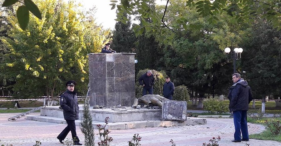 В Крыму свалили ночью памятник Ленину