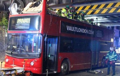 В Лондоне двухэтажный автобус врезался в мост, пострадали 25 человек