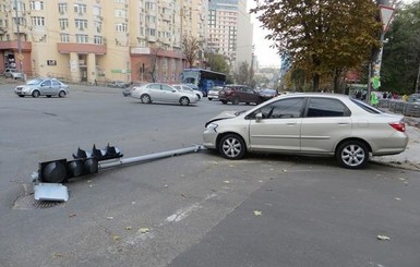 В Киеве грабитель, убегая от полиции, устроил аварию