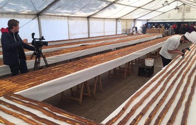Бельгийские кондитеры изготовили самый длинный эклер в мире
