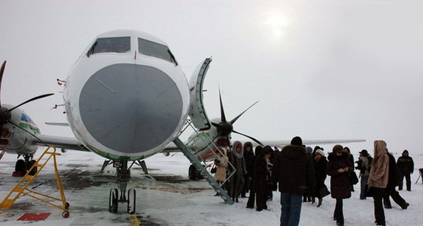 В России самолет при посадке застрял в сугробе 