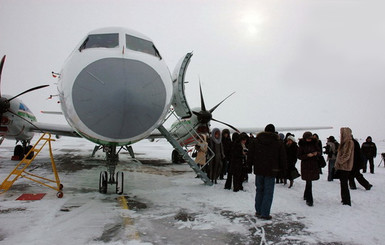 В России самолет при посадке застрял в сугробе 