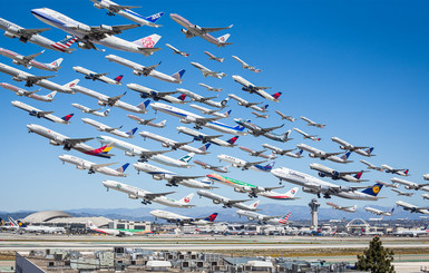 Фотограф показал небо наполненное самолетами