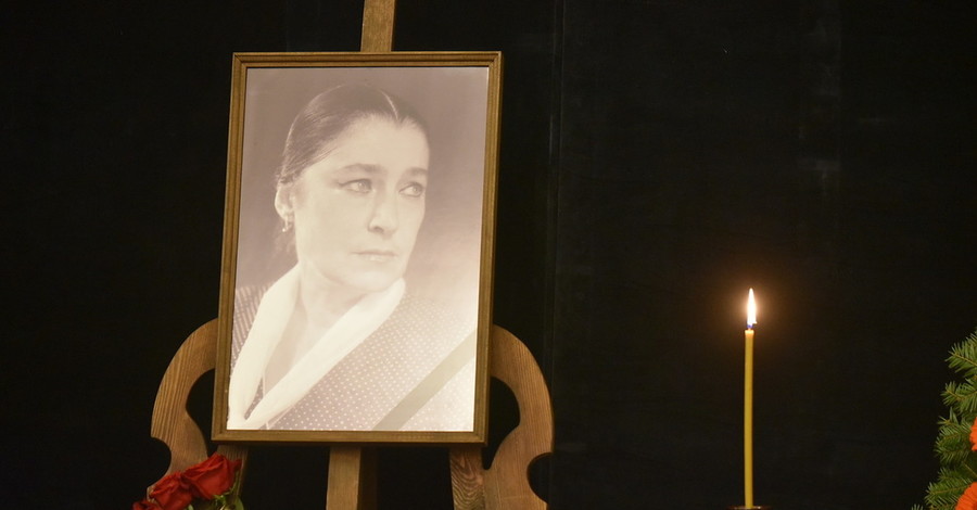 Похороны Валерии Заклунной: артистку проводили морем цветов 